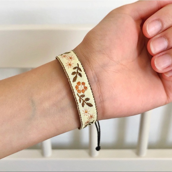 ๑ Vintage Sweet Natural Floral Embroidered Trim Bracelet ๑ - Picture 2 of 4